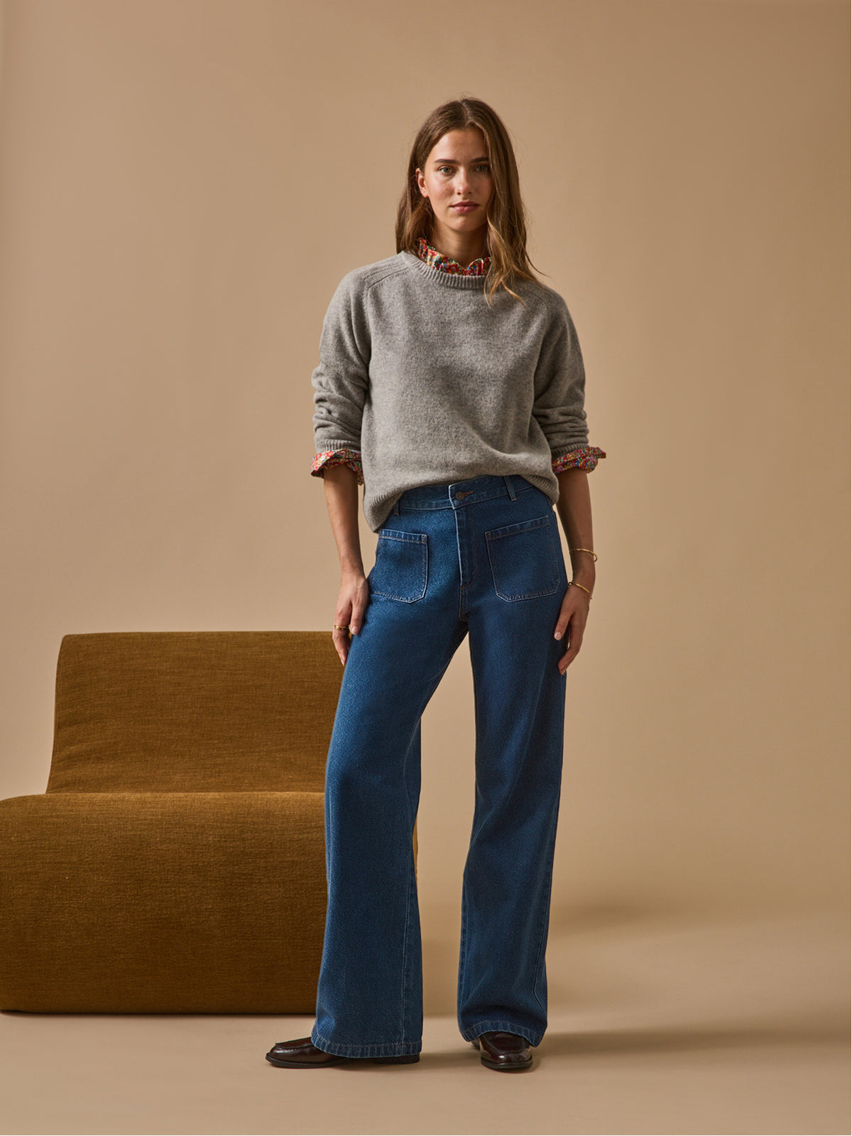 LOOKBOOK_DENIM_FEMME_DROIT_STONE_AVEC_PULL_GRIS_6c319bff-8246-466a-a36d-5b0bfa200e40