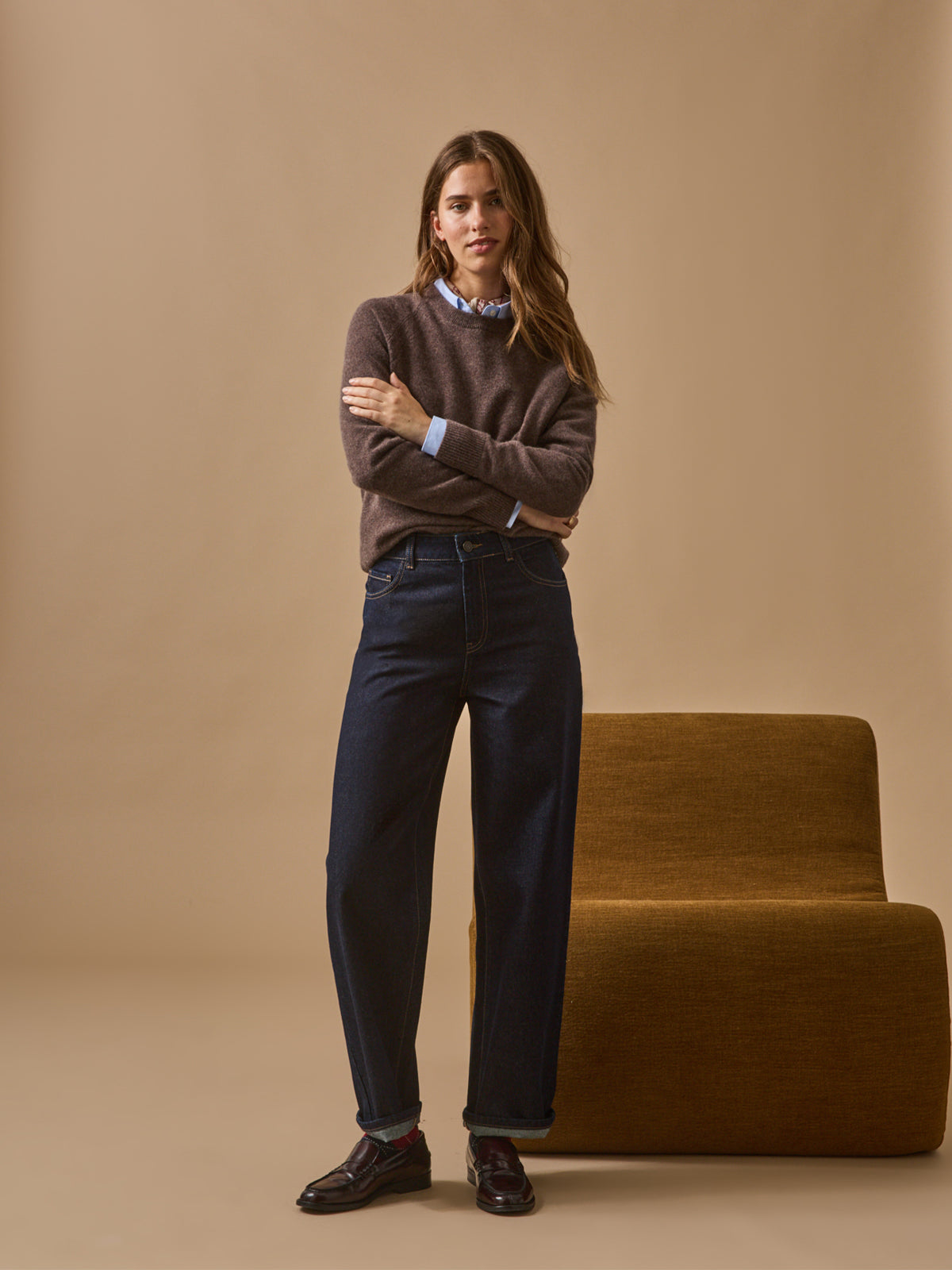 LOOKBOOK_DENIM_FEMME_DROIT_brut_AVEC_PULL_marron_52b1eb95-e855-430e-9846-2b82345a5db7