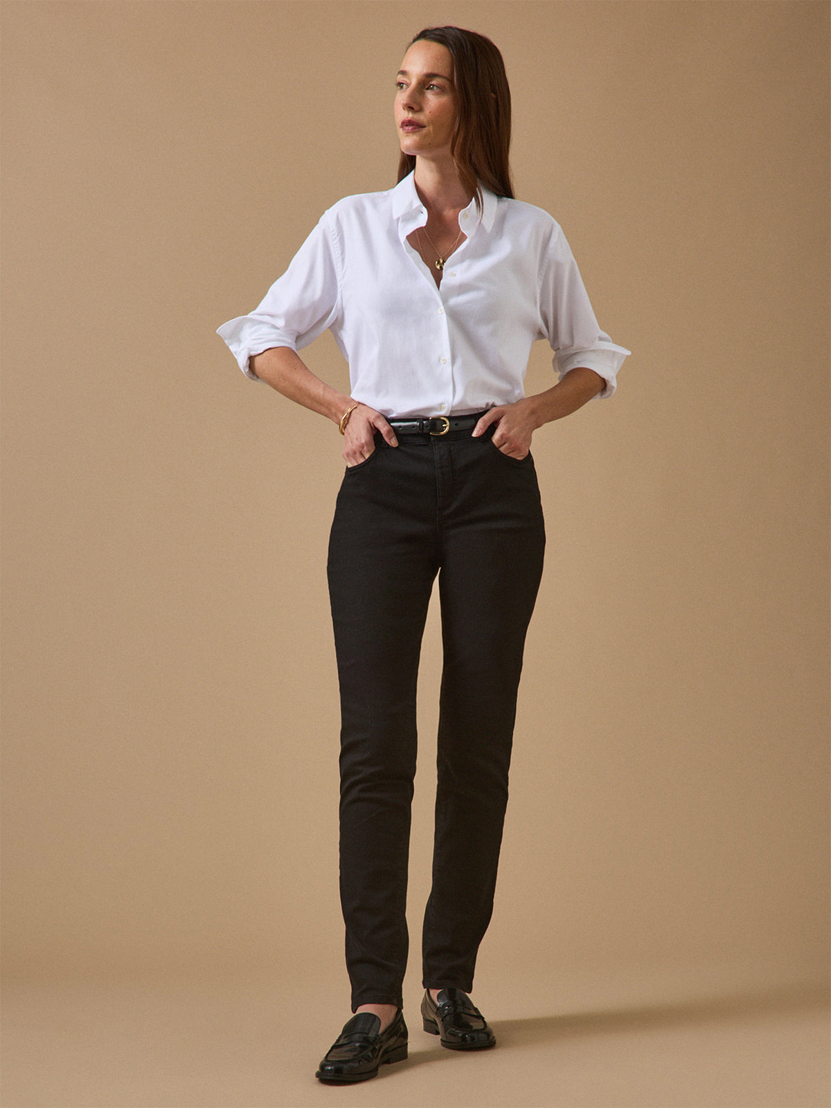 LOOKBOOK_DENIM_FEMME_SLIM_NOIR_AVEC_CHEMISE_BLANCHE_686fc606-0eef-465c-b8a7-d8e1a52ed69e