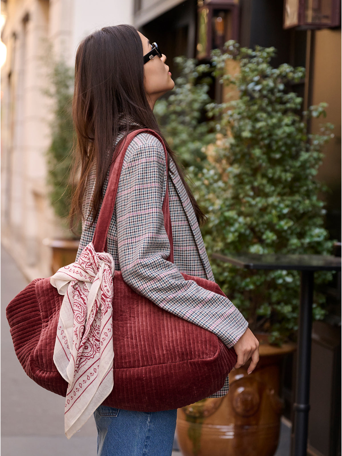 LOOKBOOK_GRAND_HOTEL_femme_avec_sac_velours_rouge_5fc4a0a1-d14b-4d51-a1c7-9945c407ae5e