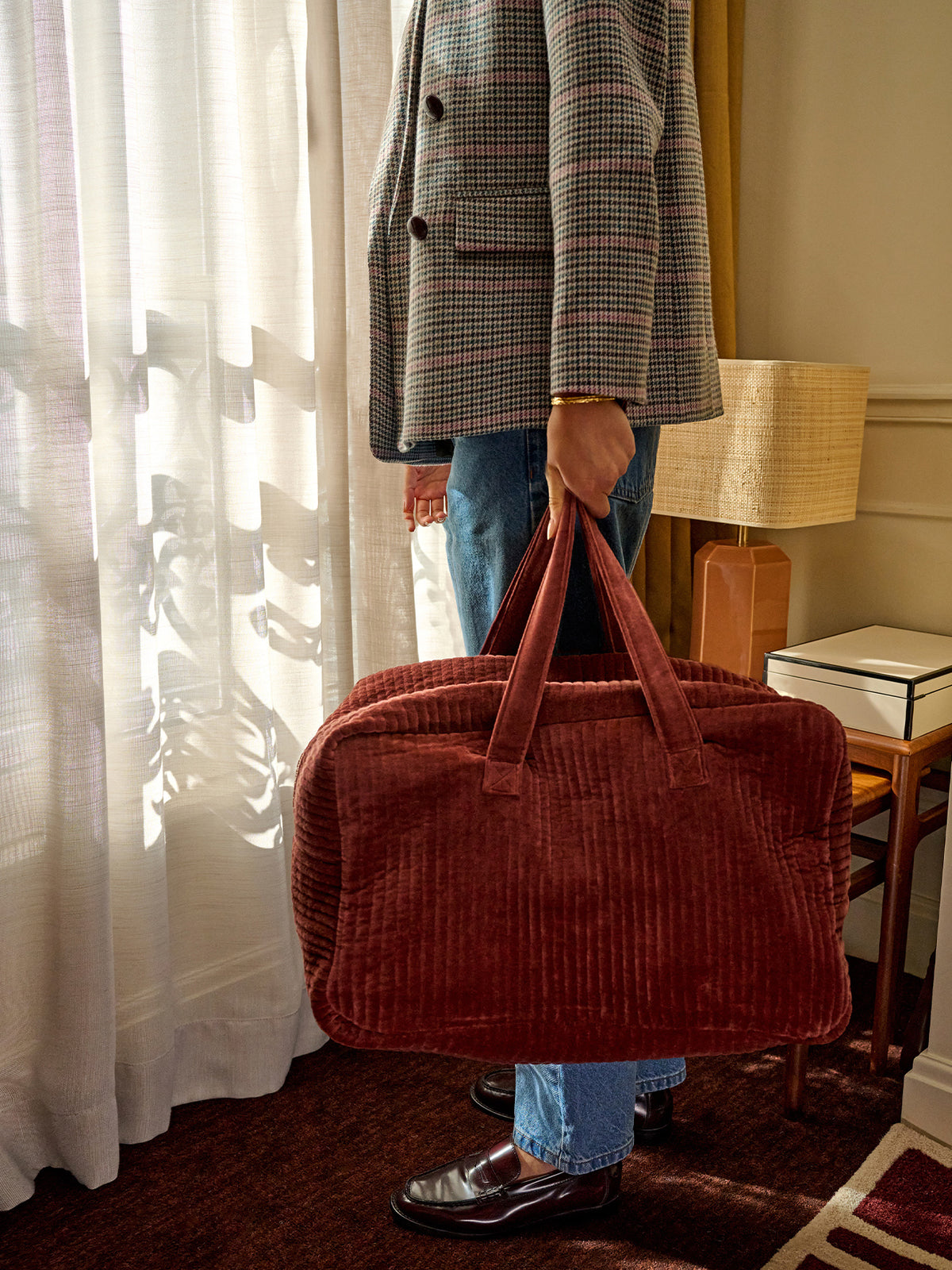 LOOKBOOK_GRAND_HOTEL_femme_avec_sac_velours_rouge_a_la_main_b624cf3a-d6d3-4e08-90f6-9994806b5ace