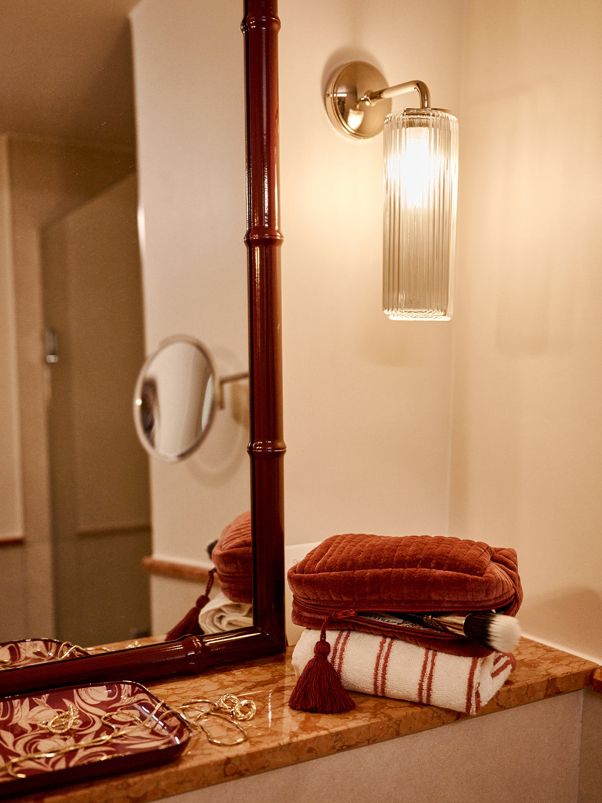LOOKBOOK_GRAND_HOTEL_miroir_et_trousse_dans_la_salle_de_bain_5f081617-59f7-4668-8aca-8e80d167ec62