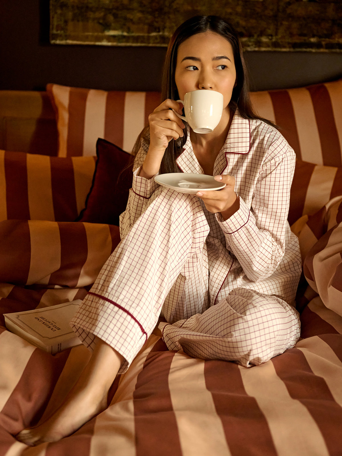 LOOKBOOK_GRAND_HOTEL_parure_lit_lignes_rouge_et_ecru_avec_fille_0513ee02-505d-46e3-9726-f436080afb4a