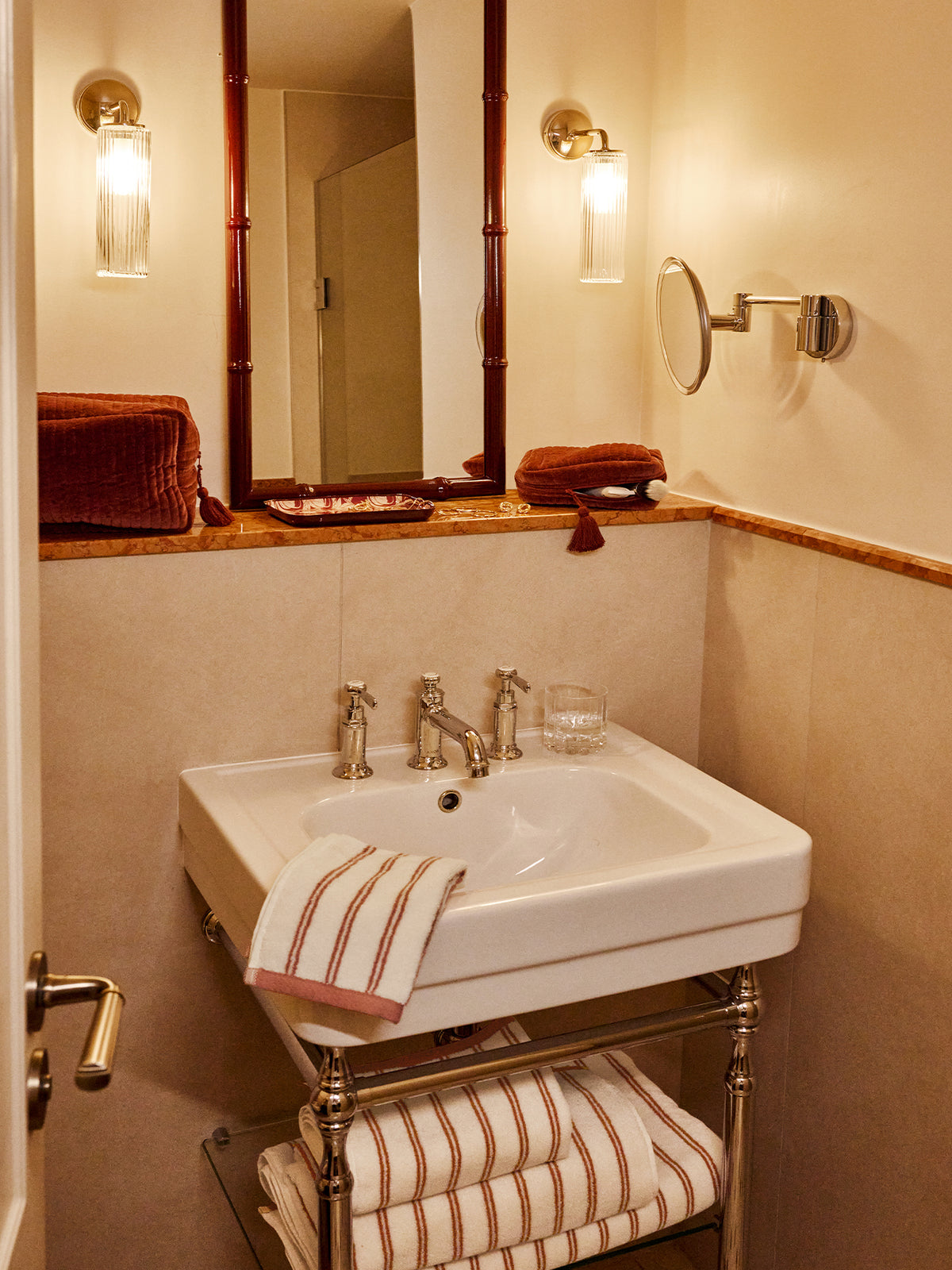 LOOKBOOK_GRAND_HOTEL_serviettes_dans_la_salle_de_bain_efa1c4d0-a2b7-4fd6-8e30-bb51634cb7ac