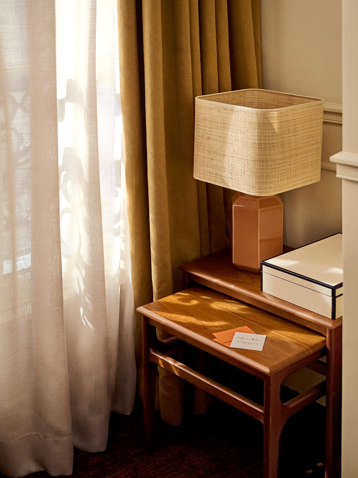 LOOKBOOK_GRAND_HOTEL_table_de_chevet_avec_lampe_35614ac0-8205-4044-9604-a8490be9c32f