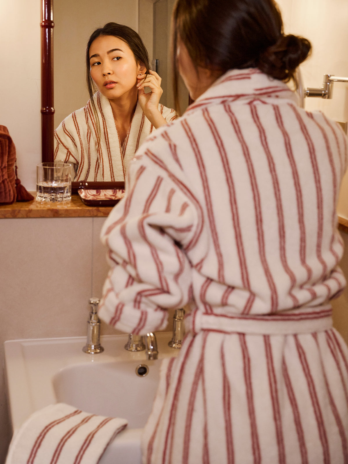 LOOKBOOK_GRAND_HOTELfemm_en_peignoir_dans_la_salle_de_bain_ba382af3-4ce8-4a81-8399-c36d1bda1bf2
