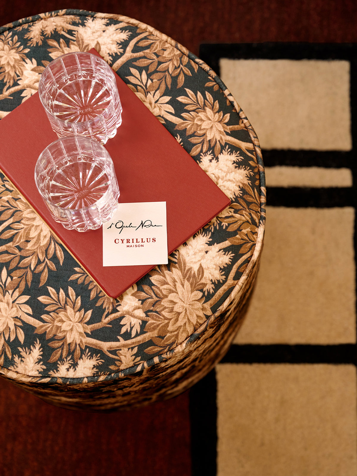 LOOKBOOK_GRAND_HOTELpouf_fleuri_dore_75276208-ab93-4b9f-89dc-b86a3ed81b34