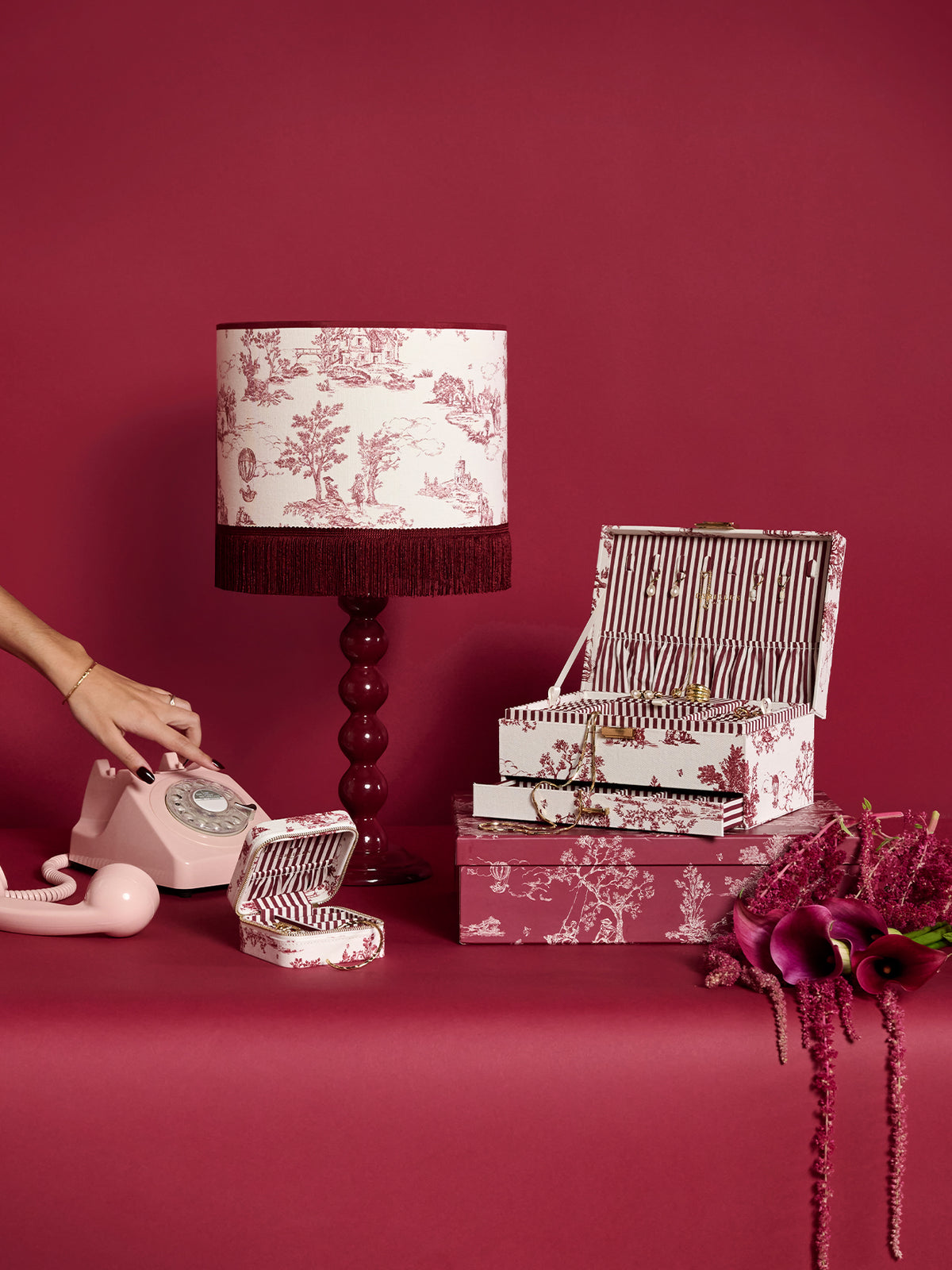 LOOKBOOK_La_Bourgogne_Maison-ambiance_jouy_lampe_coffret_a_bijoux