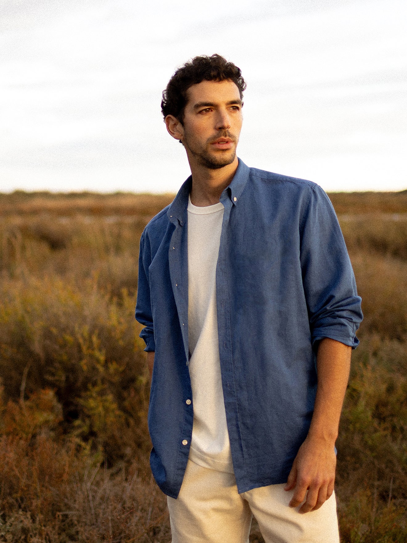 P2_HOMME_ensemble_chemise_bleue_jean_clair_et_tshirt_blanc_e7aff53d-6a64-4c39-b660-1bb5fd1508f5