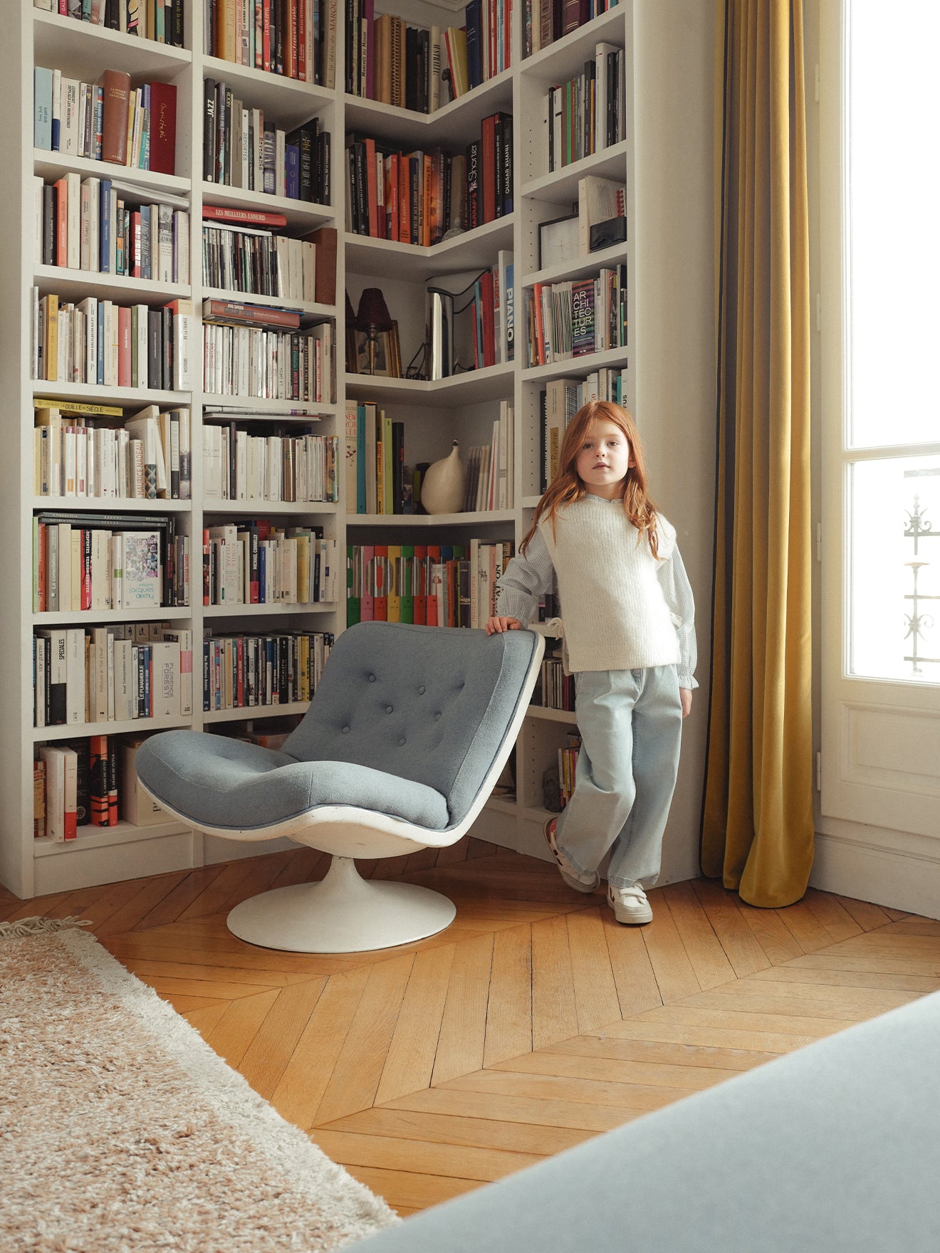 look_fille_new_co_pull_sm_blanc_jean_large_ciel_chemise_carreaux_et_basket_veja