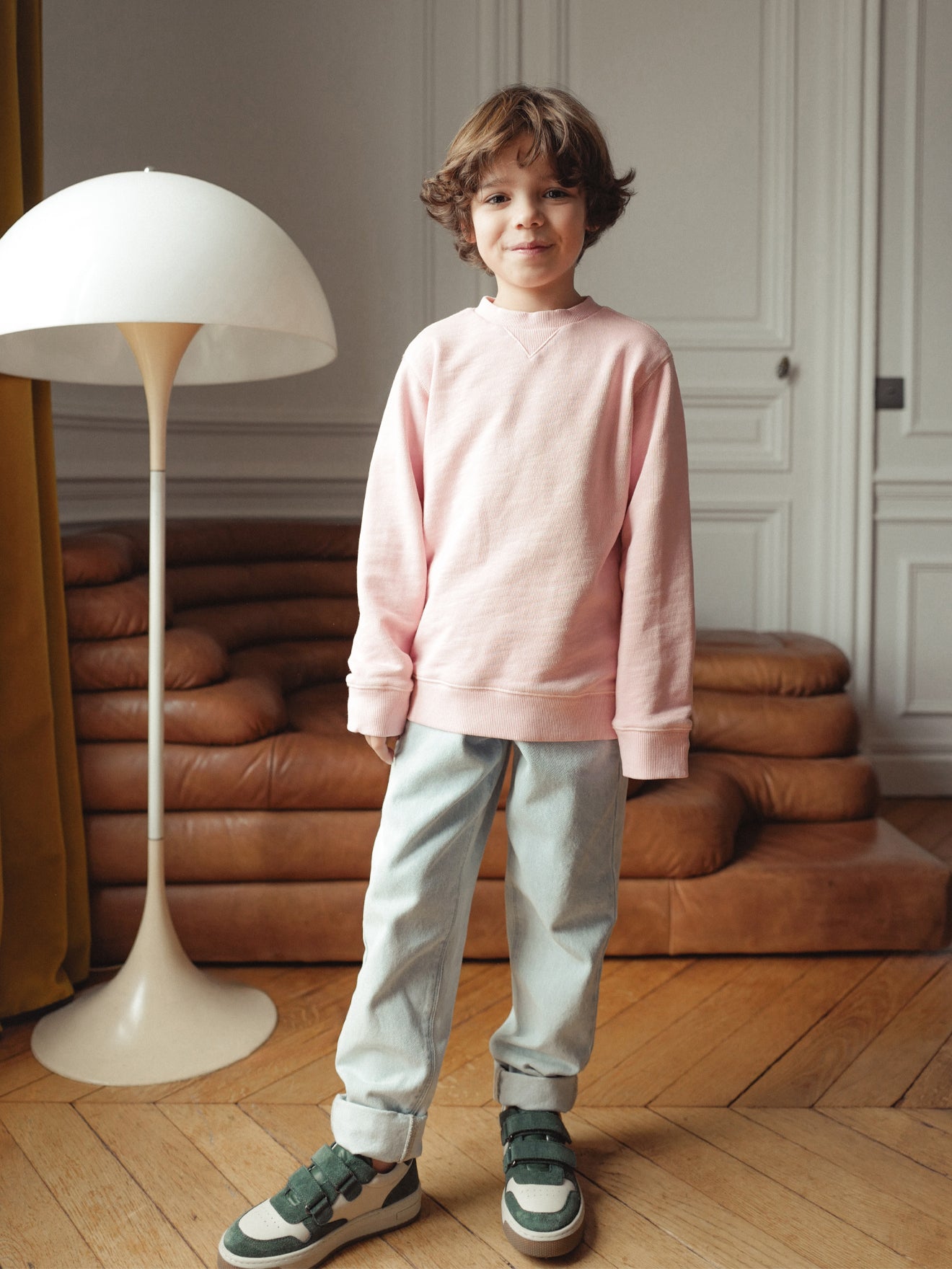 look_garcon_new_co_sweat_rose_jean_ciel_et_baskets_vertes_b120fb03-be13-4159-abbb-18f42e578d9b