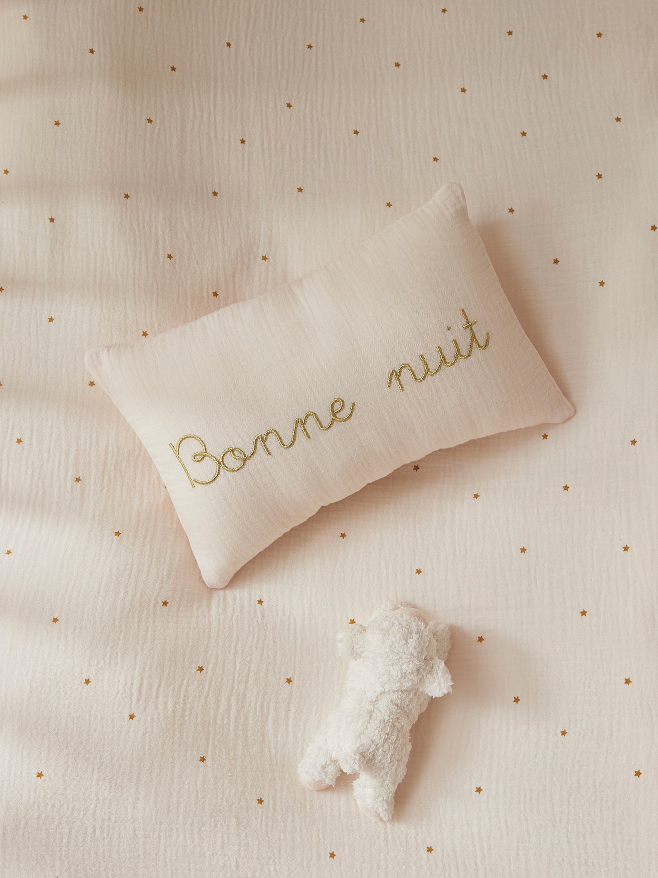 Kleines Kissen aus Baumwoll-Gaze mit goldfarbener Stickerei