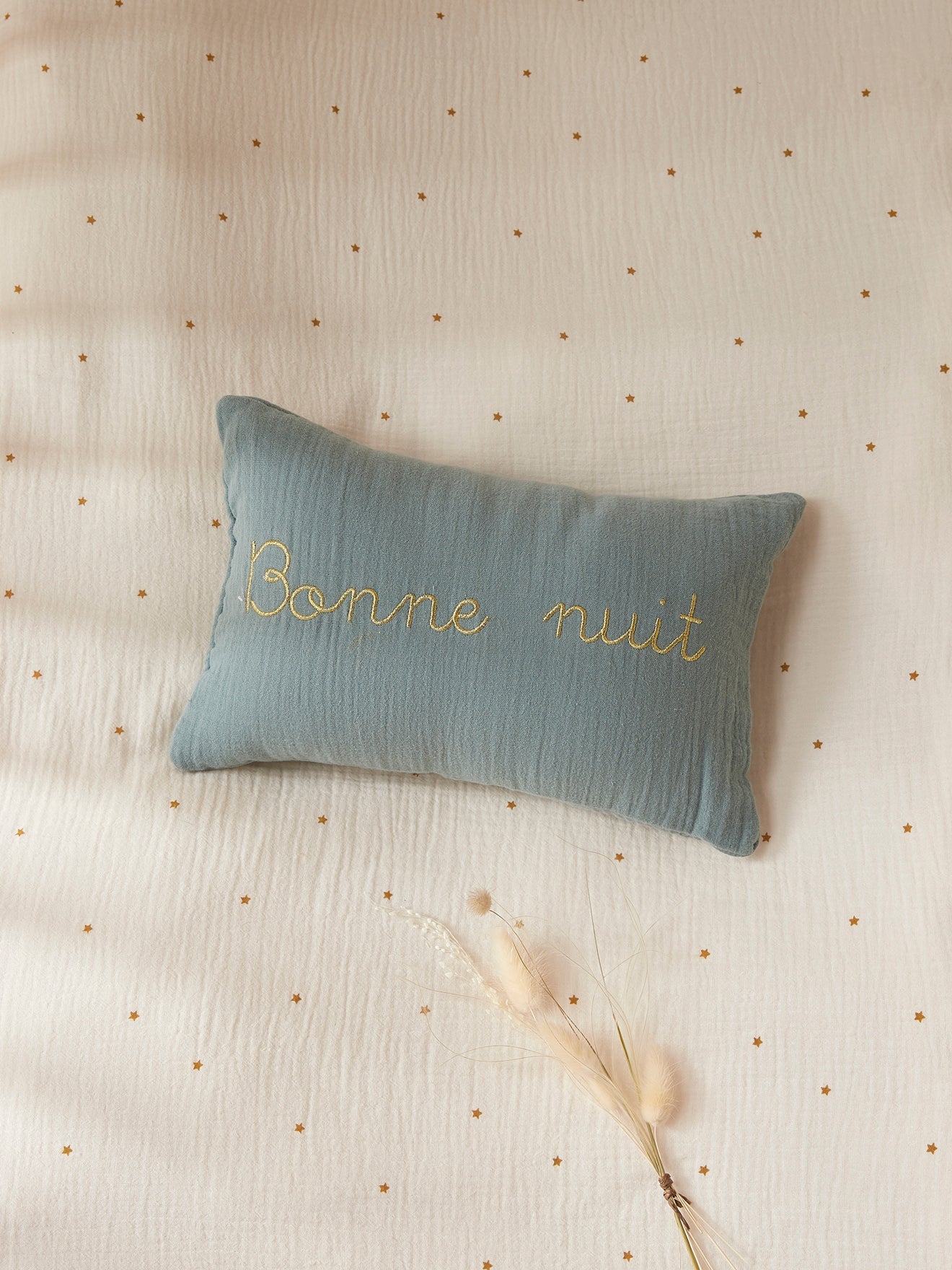 Kleines Kissen aus Baumwoll-Gaze mit goldfarbener Stickerei