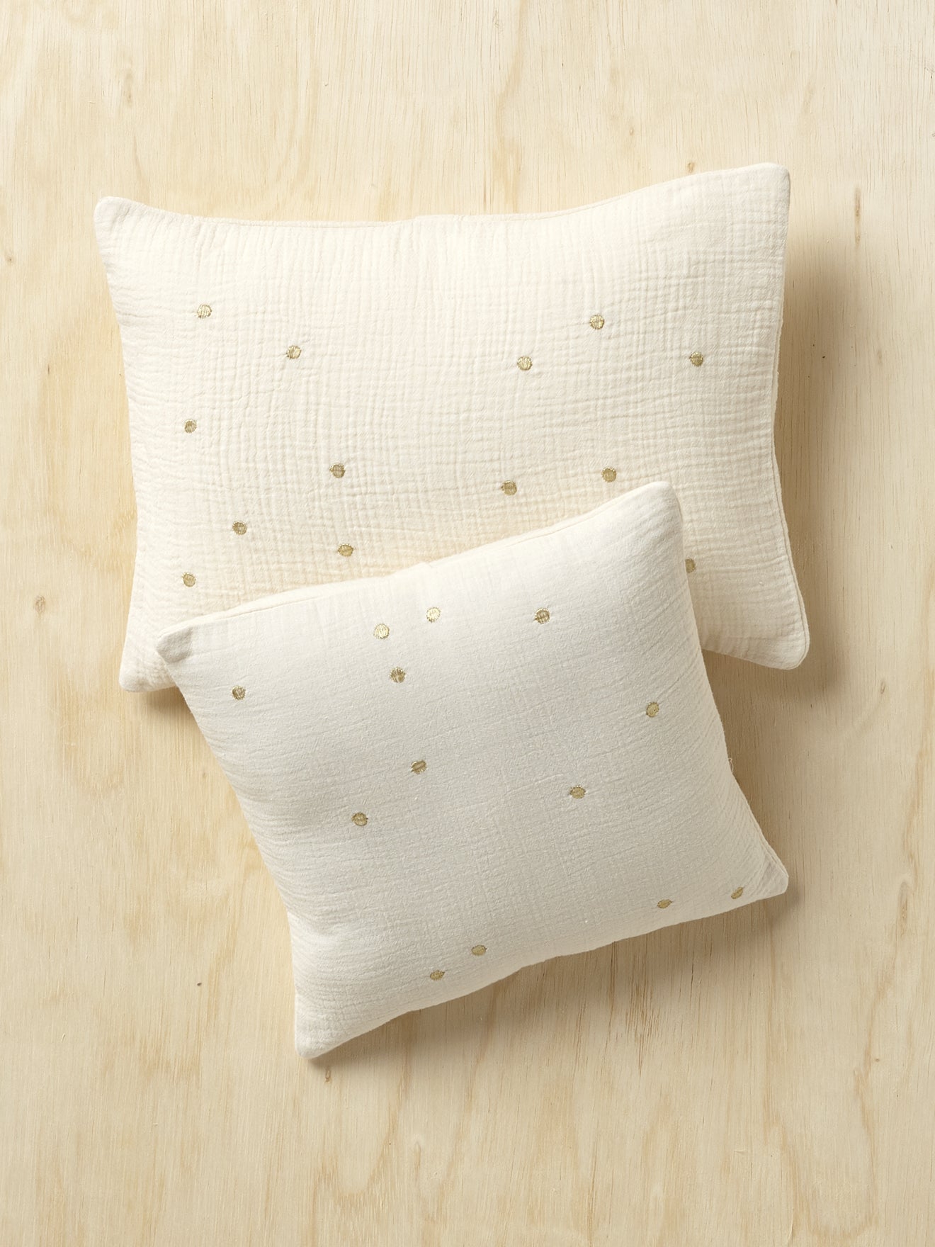 Kissen mit Waffelmuster und goldfarbigen Tupfen