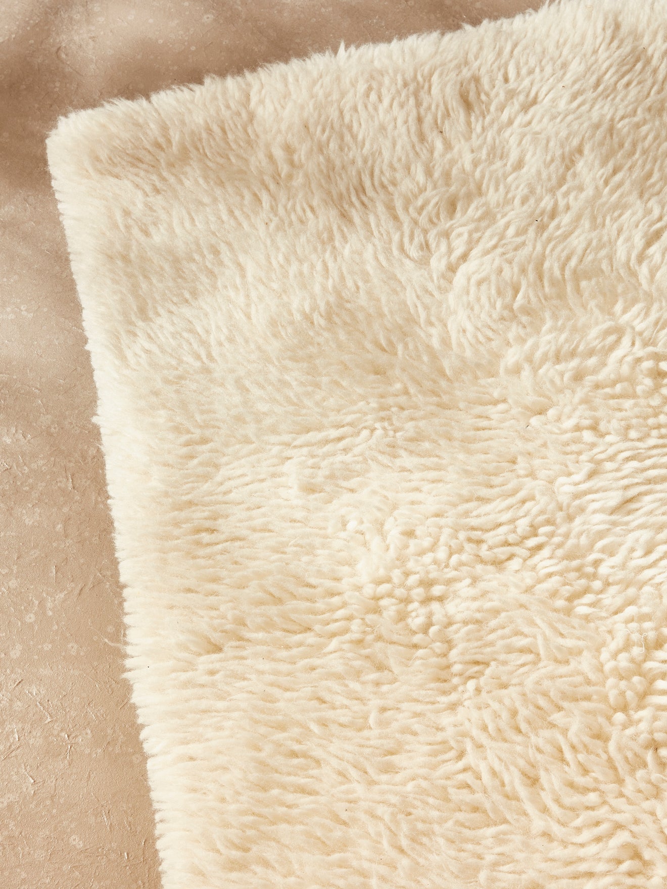 Kleiner Teppich mit langen Zotteln aus reiner Wolle