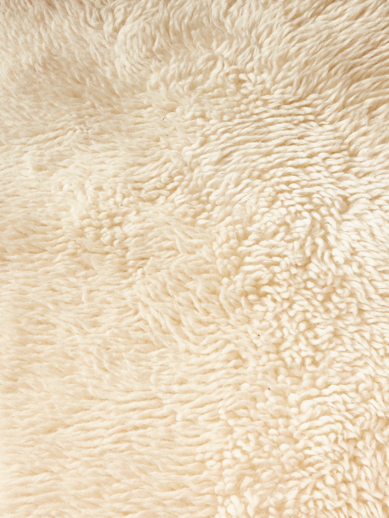 Kleiner Teppich mit langen Zotteln aus reiner Wolle