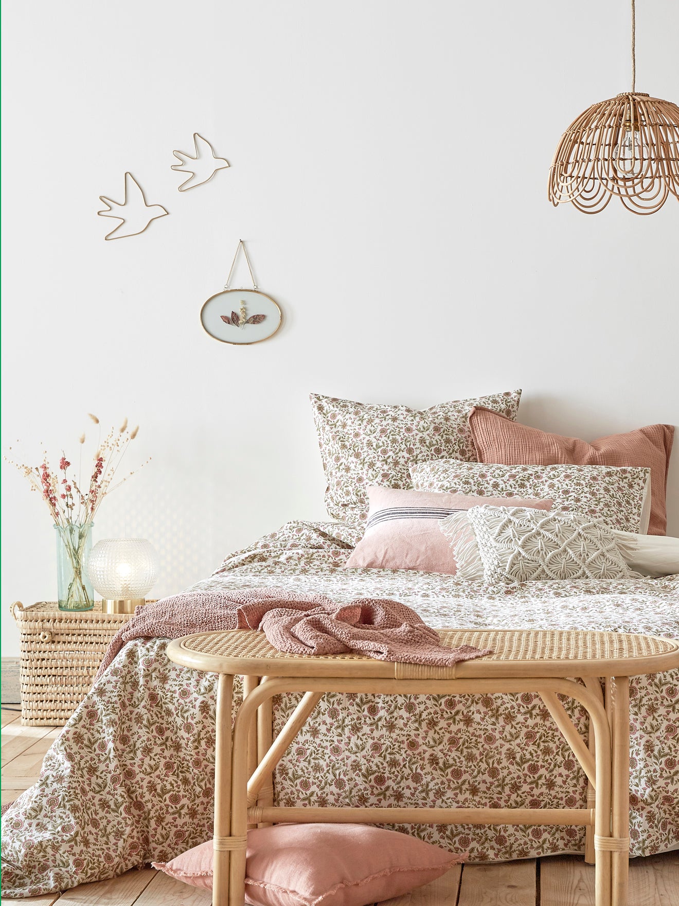 Hängelampe in Blumenform aus Rattan