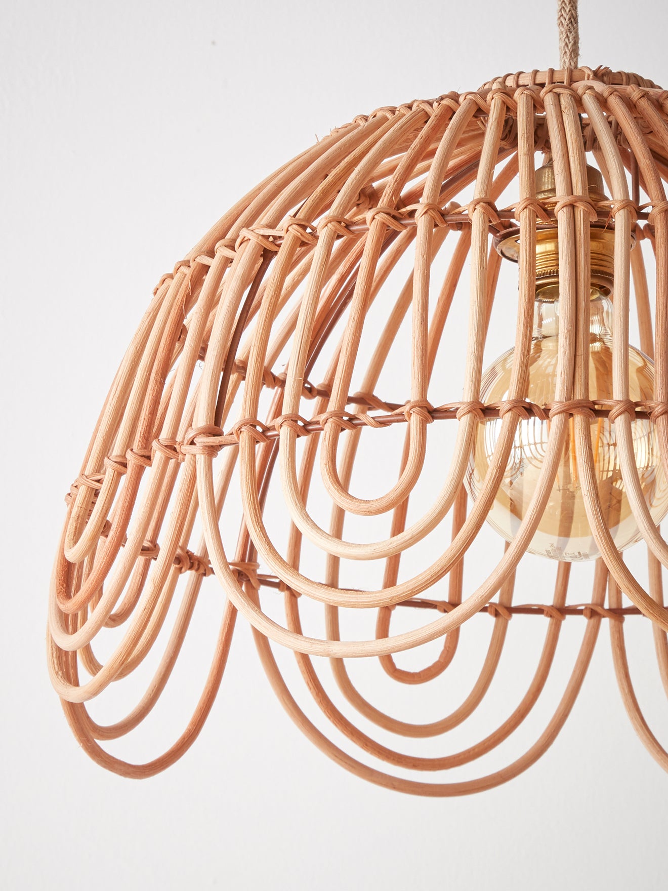 Hängelampe in Blumenform aus Rattan