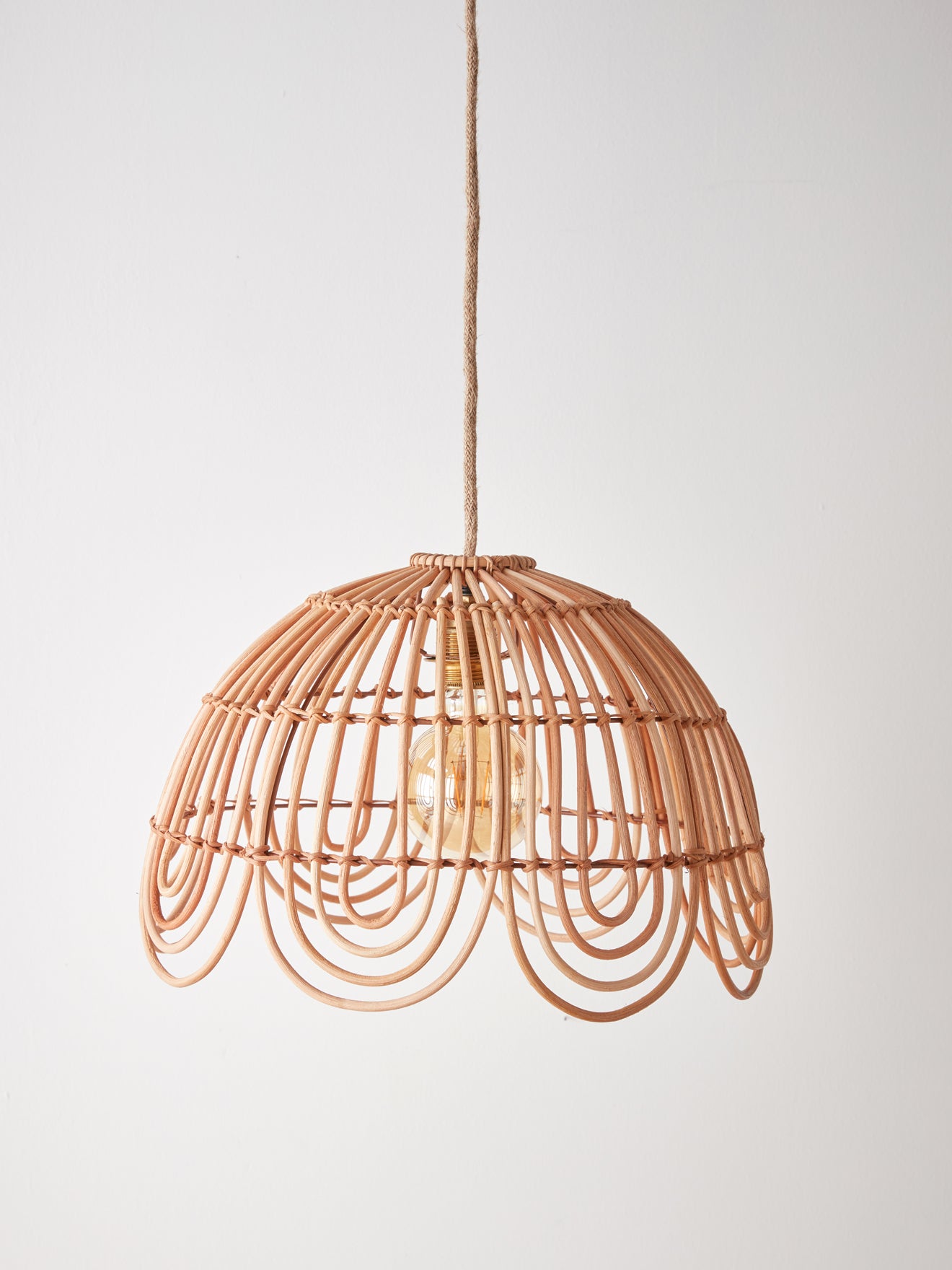 Hängelampe in Blumenform aus Rattan