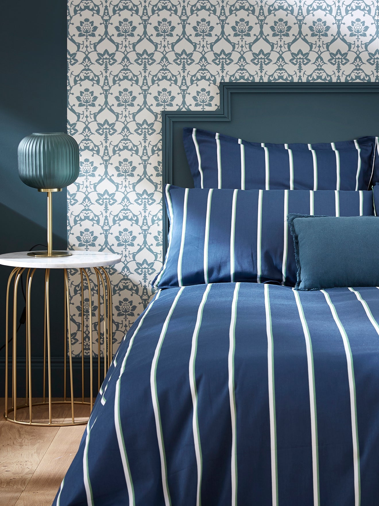 Lampe aus Metall und gerilltem Glas