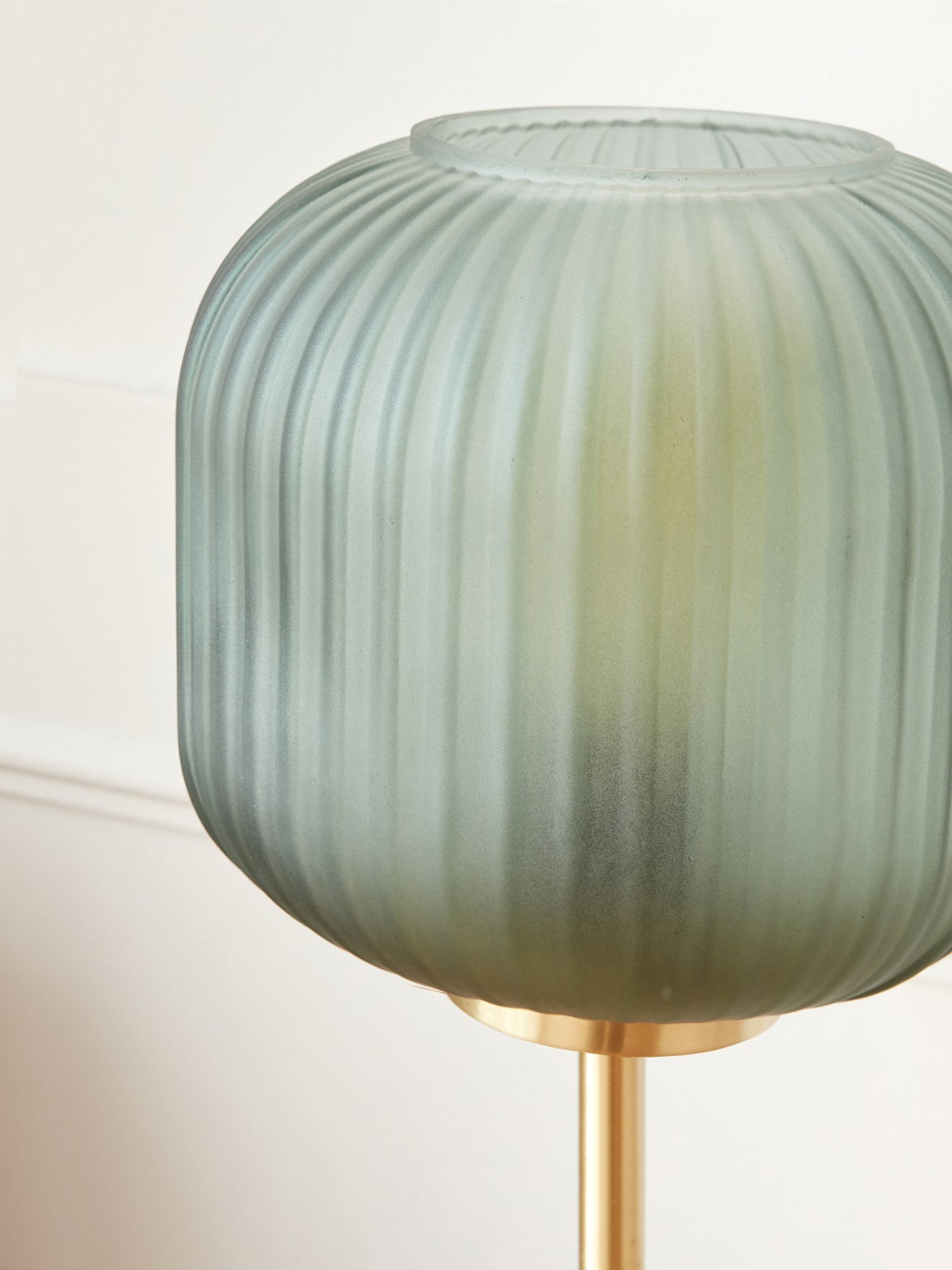 Lampe aus Metall und gerilltem Glas