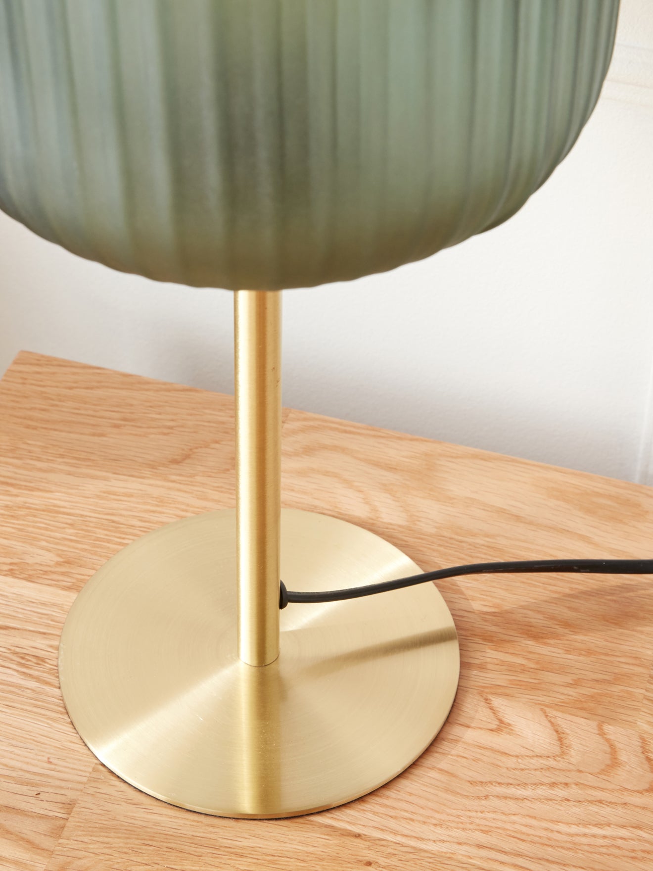 Lampe aus Metall und gerilltem Glas