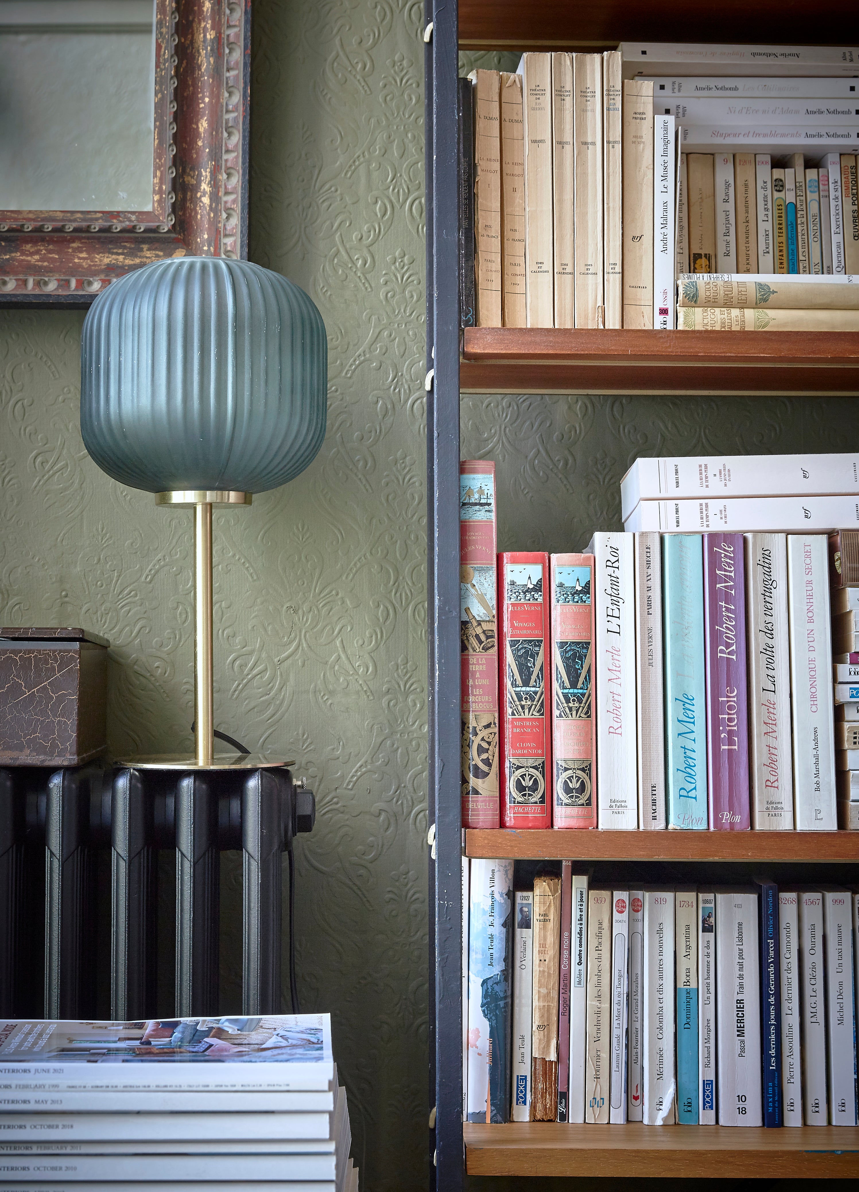 Lampe aus Metall und gerilltem Glas