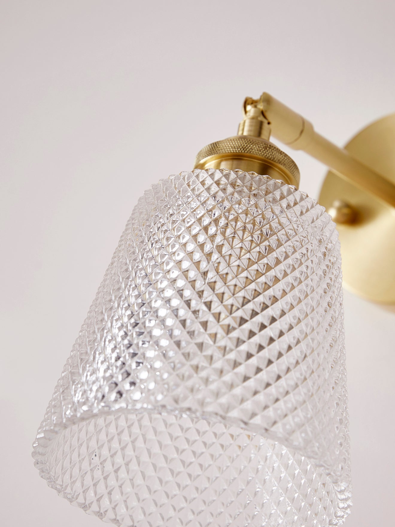 Wandlampe aus Metall und geschliffenem Glas