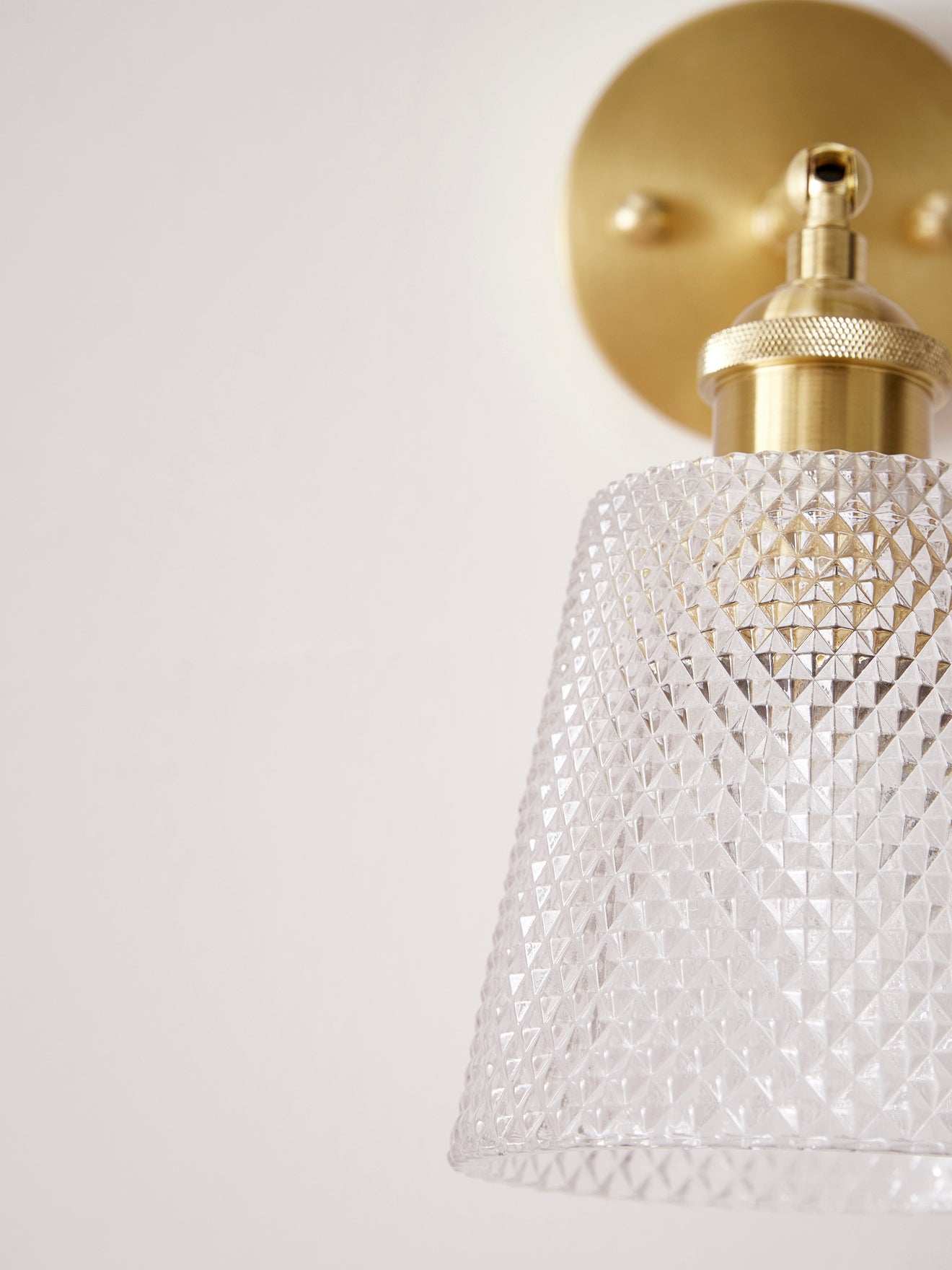 Wandlampe aus Metall und geschliffenem Glas