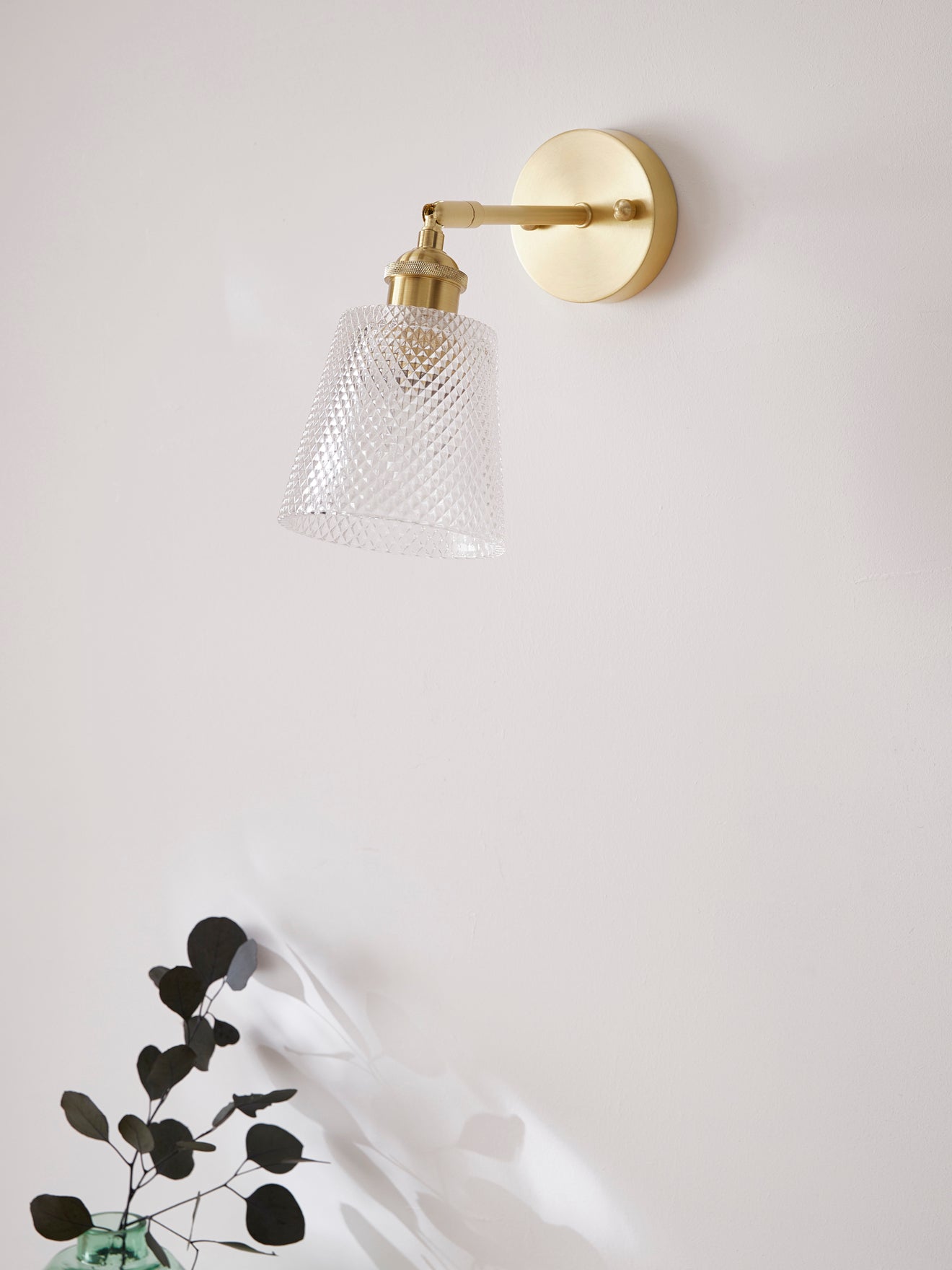 Wandlampe aus Metall und geschliffenem Glas