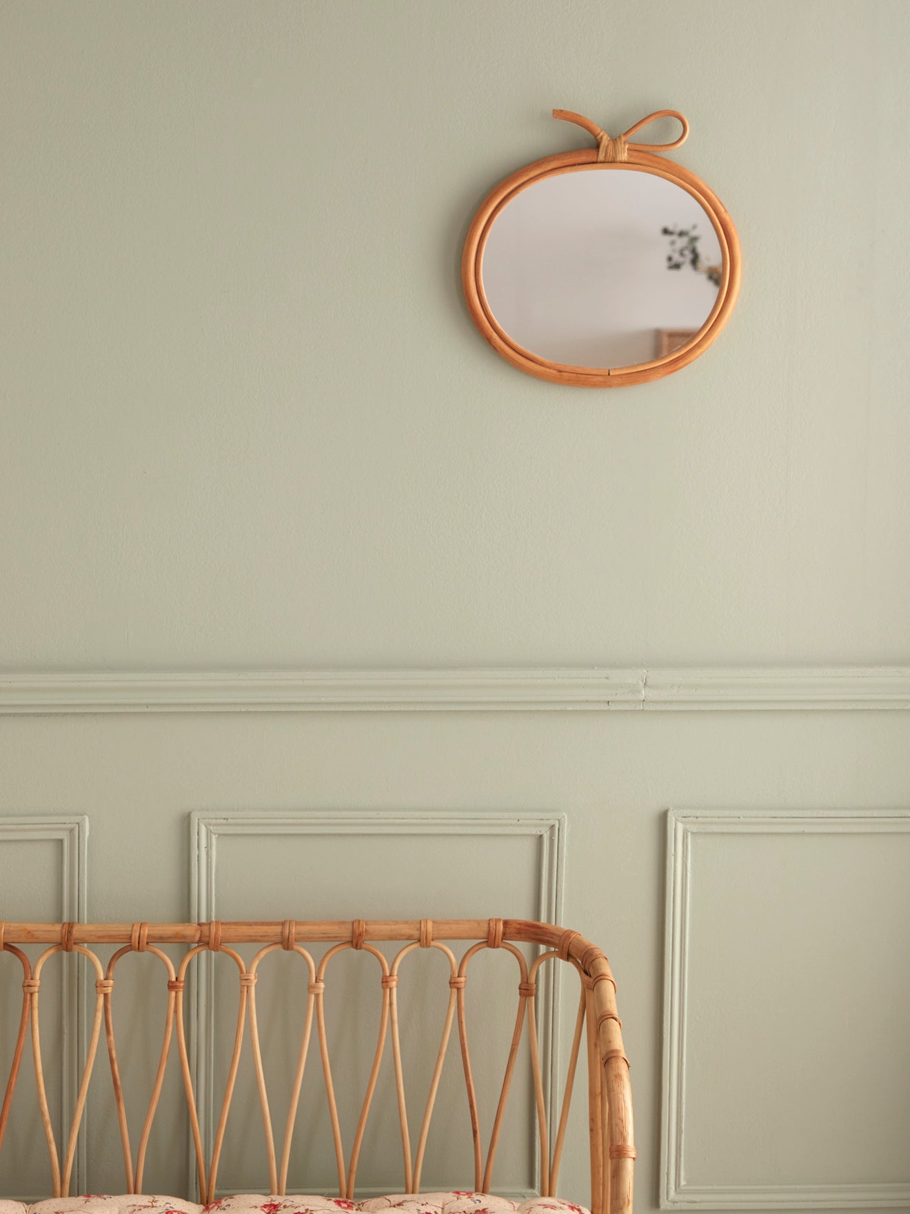 Apfel-Spiegel aus Rattan